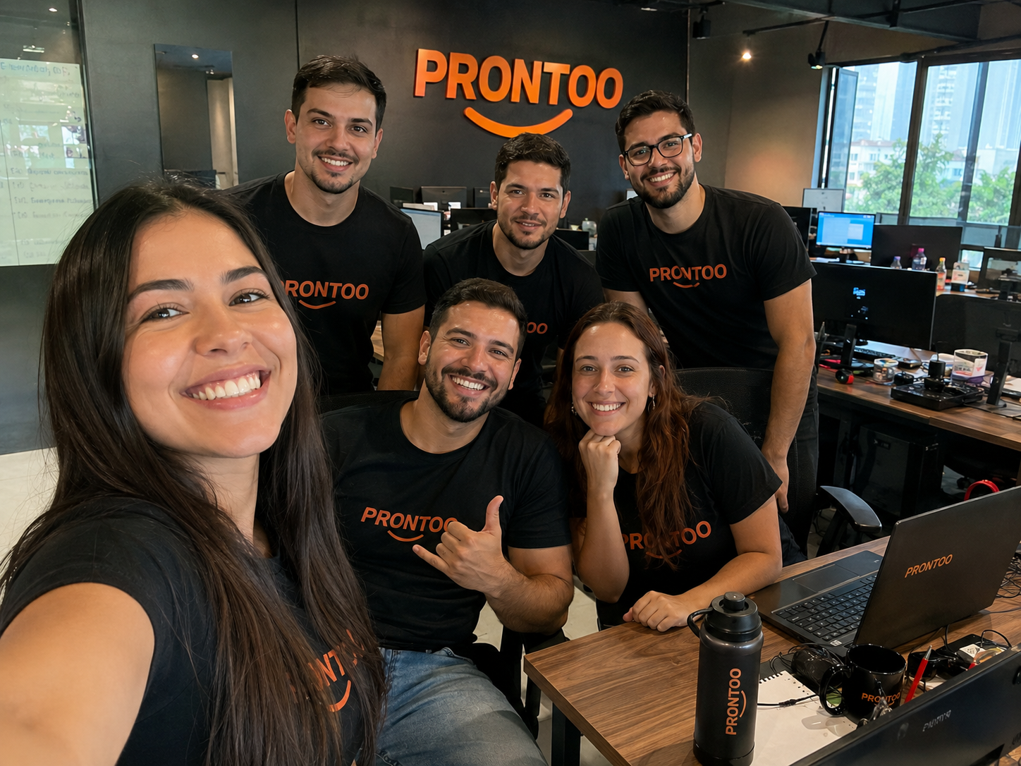 Equipe da Prontoo reunida no escritório